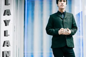 JOHNNY MARR REVEALS NEW SINGLE “EASY MONEY”